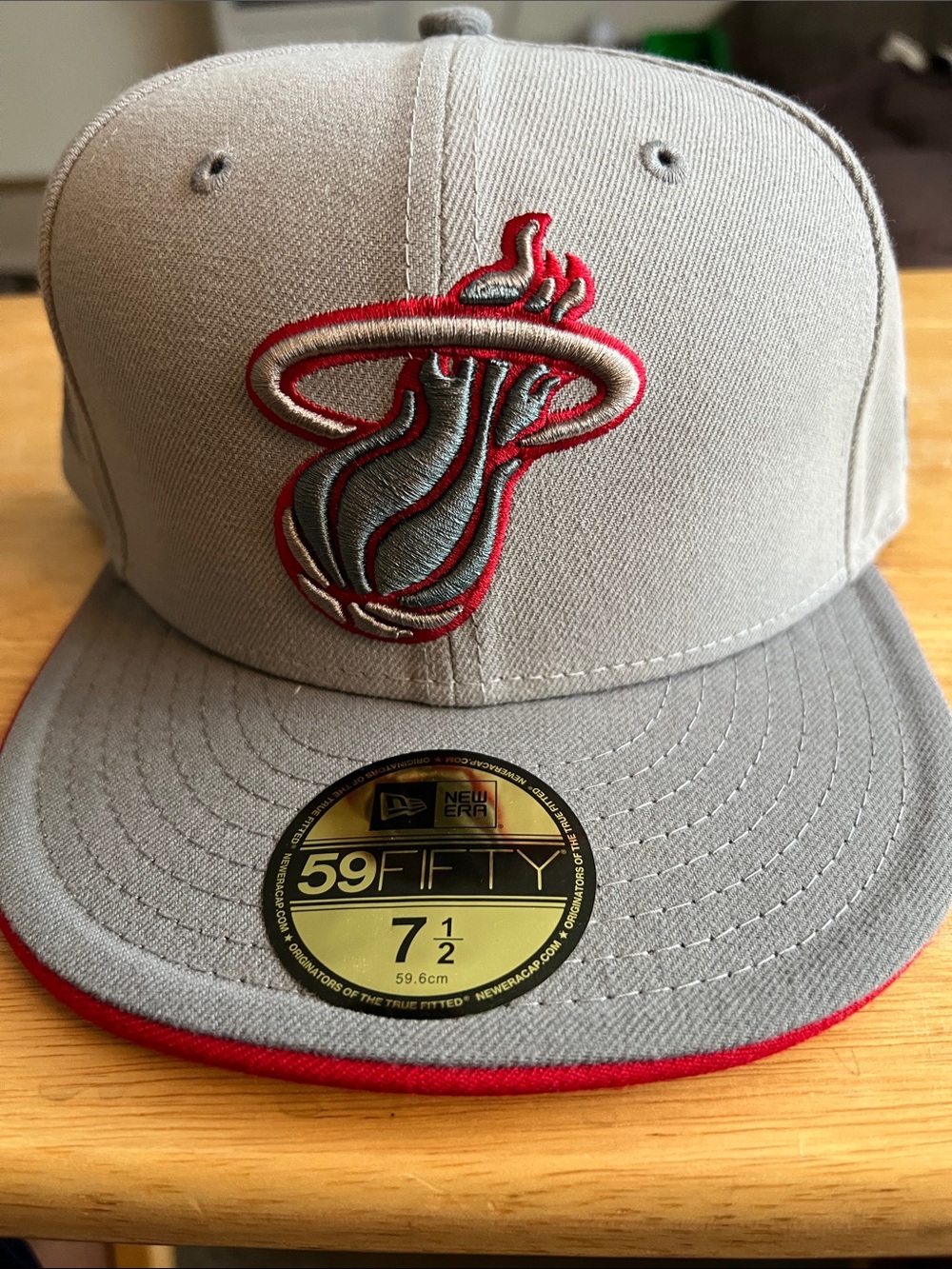 New Era Gray Miami Heat Fitted Hat with Red Accents Sz 7 1/2